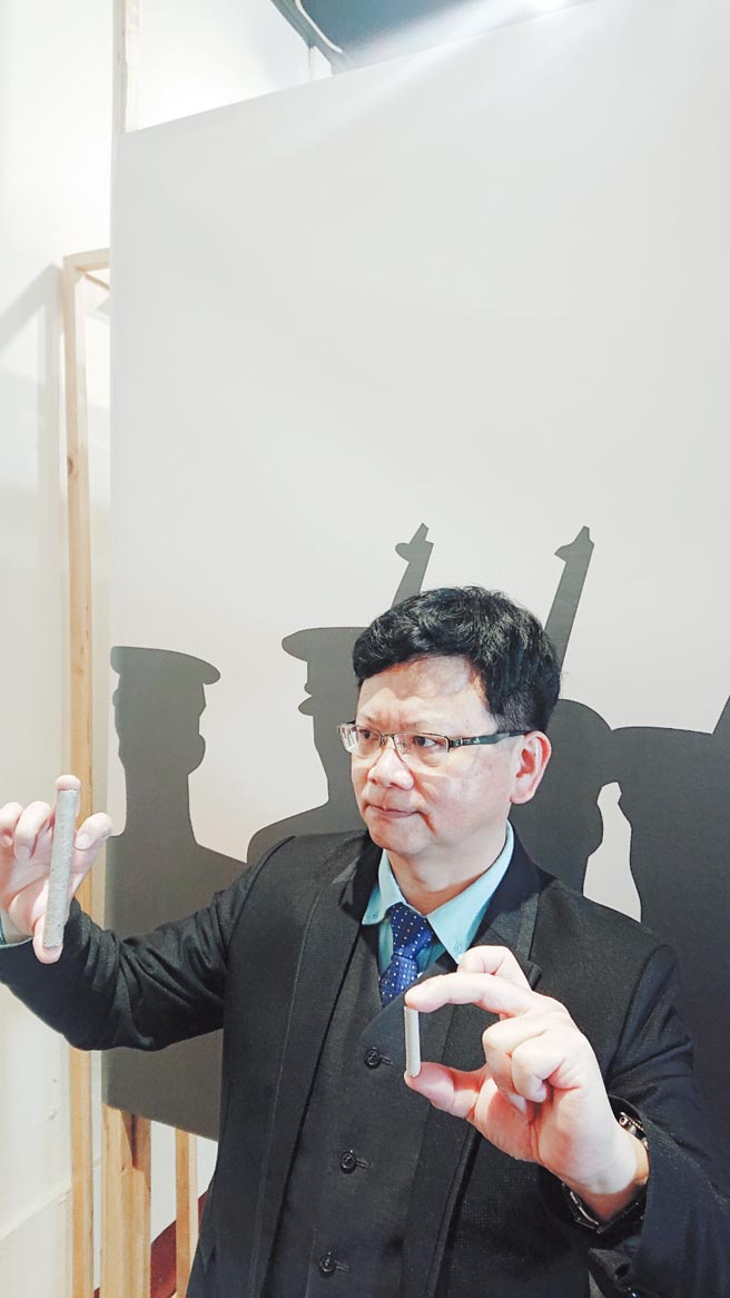 瑋傑科技董事長陳一義手拿的是固體再生燃料，有2種規格，大的用在流體化床鍋爐如汽電共生業、水泥業、造紙業，小的規劃申請用在非流體化床鍋爐如紡織業、染整業等。圖／業者提供