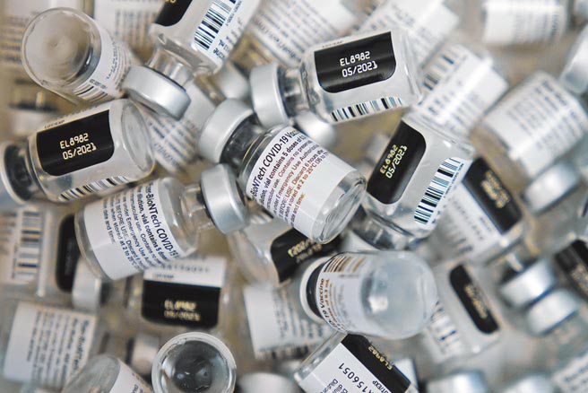 全球新冠肺炎疫苗供不應求，疫苗製造商正努力增加產量。圖為位在美國拉斯維加斯的內華達大學疫苗中心內已注射完的輝瑞-BioNTech疫苗空瓶。（美聯社）