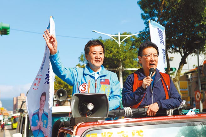 资深媒体人赵少康（右）回復国民党籍，虽有意角逐党主席，但卡在党籍须满1年的参选资格问题。（本报资料照片）