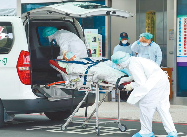 桃醫發生院內群聚造成多人染疫，中央流行疫情指揮中心宣布於3日開始啟動「清零計畫」，2日有病患自桃醫急診室離開轉院治療。（陳怡誠攝）