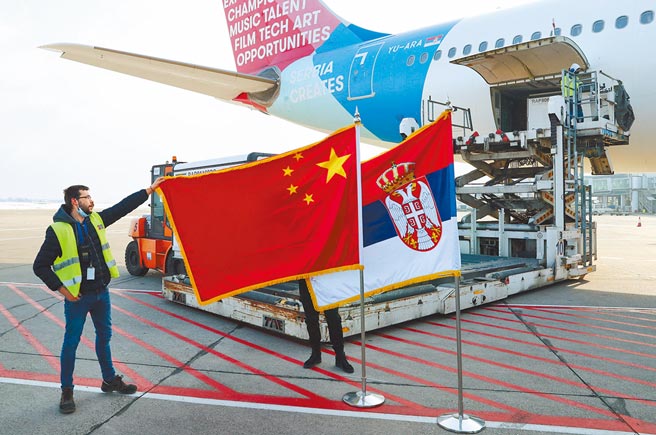 欧盟外的边陲小国塞尔维亚取得了100万剂中国大陆国药集团的疫苗，让该国快速提高接种速度。（路透）