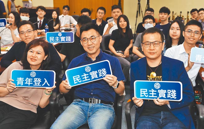 传绿营为反制蓝营「割莱委」行动，也将提罢免国民党主席江启臣（前排中）、罗智强（前排右）、谢龙介等人，惟绿委表示，「我们不会做这种事」。（本报资料照片）