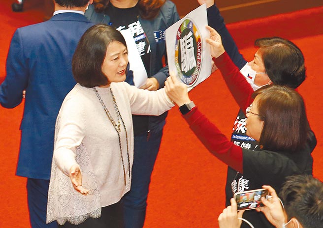 民进党立委吴思瑶（左）在2020年12月24日立法院莱猪表决大战中，阻挡国民党立委杨琼璎（右上）等人的抗议。（本报资料照片）