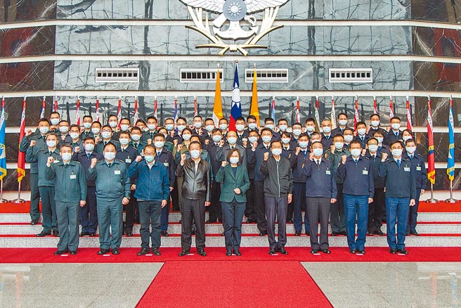 农历春节将至，共机却不断扰台，蔡英文总统2日视察国防部情研中心肯定情搜能力，并透露从今年一月起已增编员额，强化情研战力。（总统府提供）