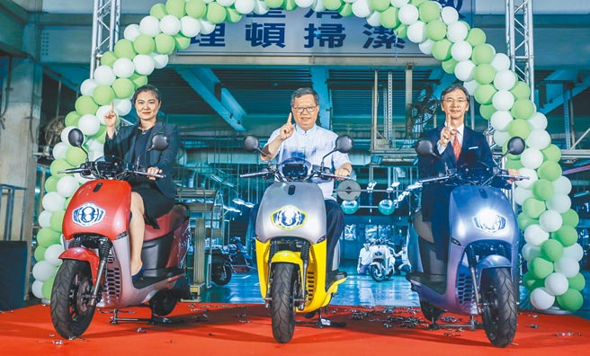 六都电动机车补助迟未定案让有意购车民眾急跳脚。图为桃园市长郑文灿（中）主持台铃ReadyFun量产典礼。（本报资料照片）