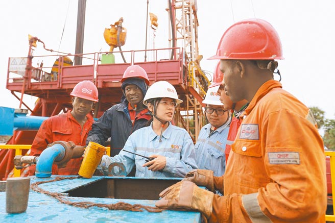 中油查德案，经济部长王美花表示，海南华信不是传统石油公司，也不能说它是党政军，没有找到问题前，不能说同仁有什么弊端。图为女油人邱琪惠（左三）前进非洲在查德写歷史。（中央社）