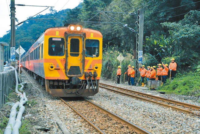 台铁瑞芳至猴硐段去年12月因连日大雨发生边坡滑动，导致北部往东部路线中断，交通部长林佳龙2日再度前往视察抢修情况，宣布提前双线通车。（交通部提供／叶书宏新北传真）