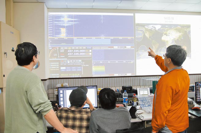 2月1日晚上9时，中央大学地面接收站接收到「飞鼠」立方卫星的讯号。（中央大学提供／林志成台北传真）