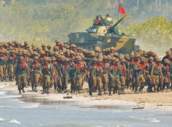 缅甸军方发动政变推翻翁山苏姬民选政府，招致西方国家同声谴责，美国拜登政府扬言重新对缅实施制裁，并呼吁国际社会齐心协力，迫使政变军人立即放弃其夺取的权力。（美联社）