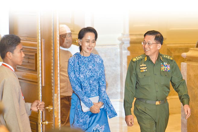 緬甸國務資政翁山蘇姬（左）和國防軍總司令敏昂萊（右）2016年3月30日前往奈比都總統府，參加政權移交儀式。敏昂萊為首的軍方1日發動政變罷黜民選政府，翁山蘇姬、總統溫敏等人遭到扣押。（美聯社）
