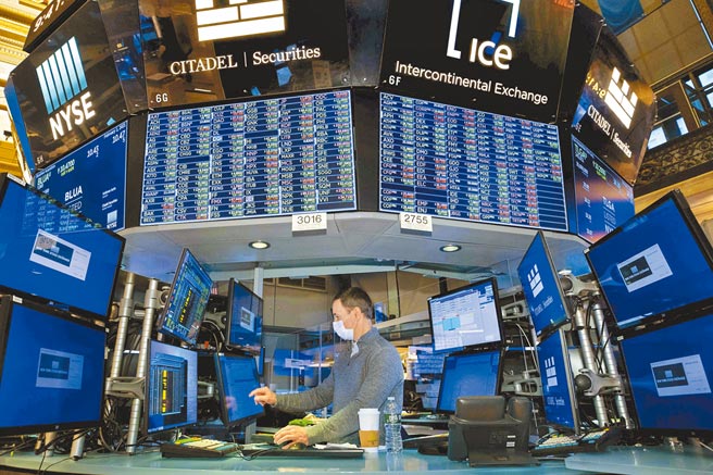 美国网路论坛Reddit乡民在电子游戏零售商GameStop一役，成功轧空对冲基金大户，如今散户大军资金转进被放空的生技股，带动BioCryst Pharmaceuticals和Inovio Pharmaceuticals股价飙涨逾30％。（美联社）