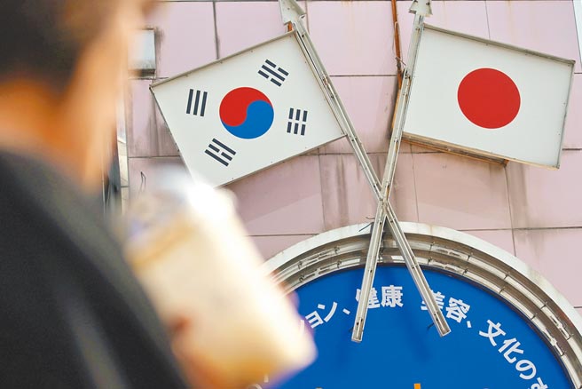 韩国国防部2日发布最新版《国防白皮书》，内容将日本从以往的「伙伴」改称为「邻国」，反映双方关系下降。（美联社）