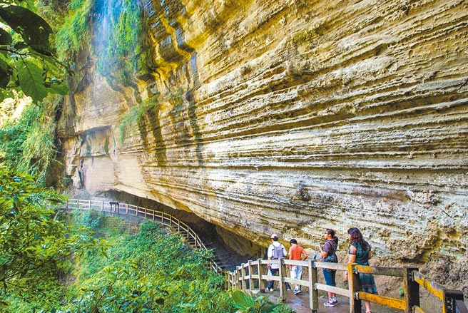 「青年岭步道」上必看的「燕子崖与蝙蝠洞」十分壮观。（嘉县文观局提供／张亦惠嘉县传真）