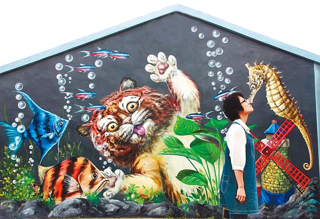 嘉义县布袋镇「好美里3D海洋世界户外美术馆」，适合挑战各种KUSO拍照。（嘉义县政府文化观光局提供／张毓翎嘉县传真）