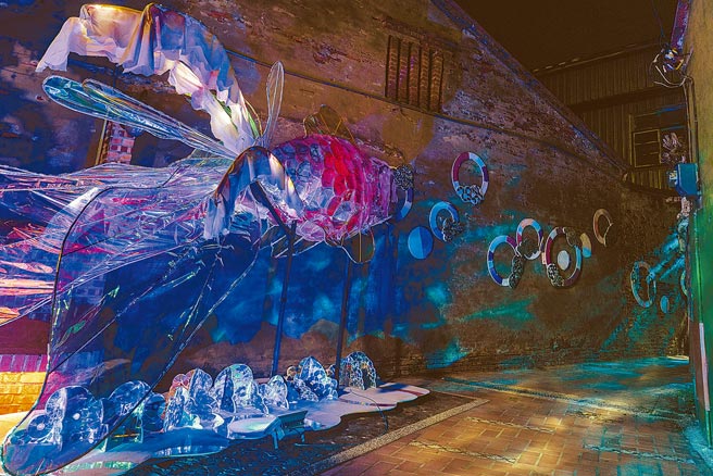 漫月美行动在巷弄陈设18件装置之作，图为邀在地民眾共创的鱼鳞巷「风华鱼韵」。（台南市文化局提供／曹婷婷台南传真）