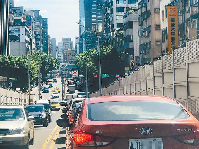 北市交通局公布春节前易壅塞路段，让开车族免于塞车之苦。（吴康玮摄）