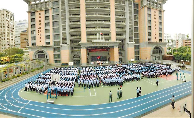 台北市普林思顿高中老师踢爆，校长恐吓、威胁教评委员同意教师资遣，结果无法如愿却趁寒假期间片面解雇。（摘自普林思顿高中脸书）