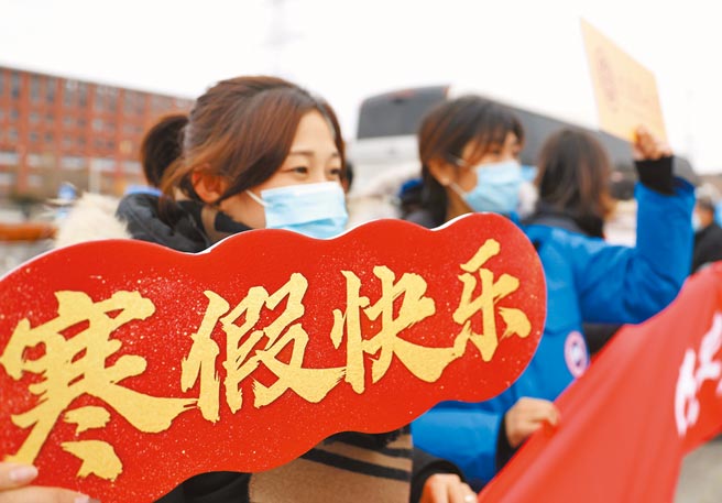 大连一所大专院校专门包车接送学生返乡过年。（新华社）