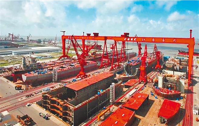 2021年1月29日，解放军003航母在上海江南造船厂进入关键组装阶段的画面。（摘自网路）