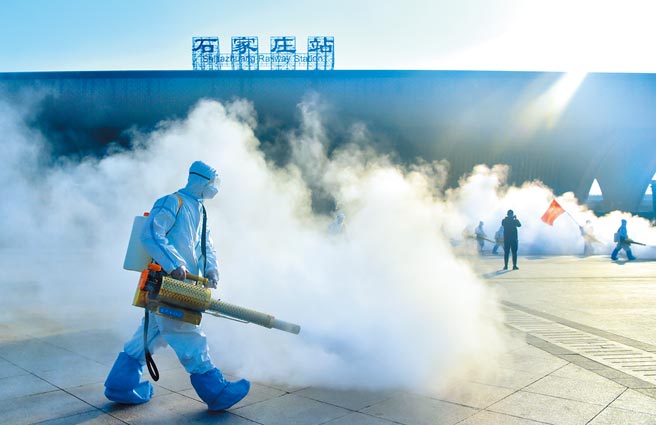石家庄市日前组织消杀队，对石家庄火车站、客运站等重点公共区域外围全面消杀，保障民眾出行安全。（新华社）