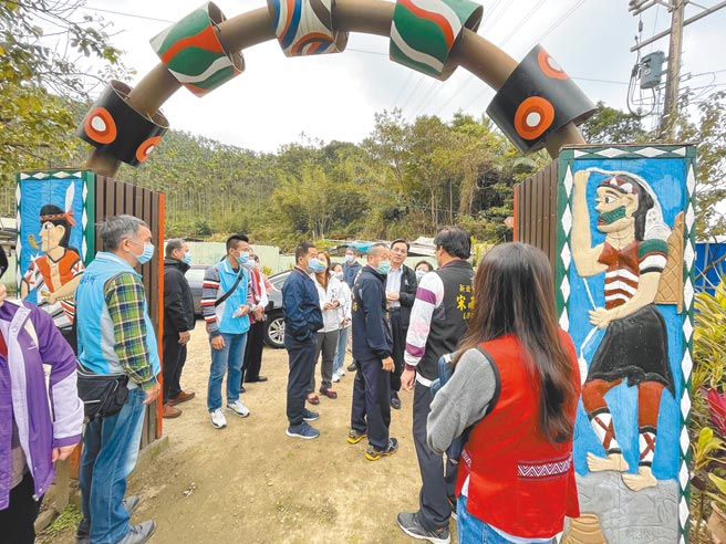 立委吴琪铭、原民会主委夷将‧拔路儿、新北市原民局长罗美菁等人昨会勘土城原住民族生态公园，期望在今年启动活化计画。（蔡雯如摄）