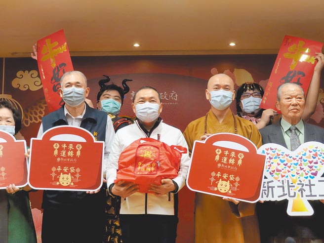 新北市春节平安袋将在各派出所等166处发放，希望让弱势朋友吃得饱穿得暖。（叶德正摄）