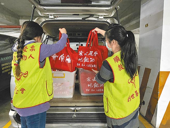 疫情衝击经济，人安基金会不讳言，过去透过寒士吃饱等活动募款可挹注一整年，也趁机向大眾宣传服务内容，无奈今年活动停办，募款至今不到过去一半，甚至连「送礼到家」都有困难。（蔡依珍摄）