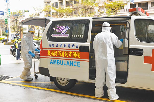 因应「部桃专案」，居家隔离人数大增，桃园市消防局1月出勤新冠勤务高达119趟，是去年单月的3倍。（赖佑维摄）