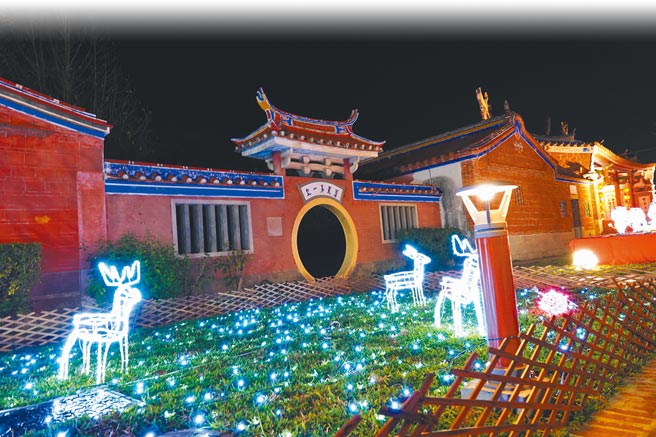 鹿港镇文武庙灯区布置就绪，近日已开始试灯，夜间璀璨夺目绽放光芒。（谢琼云摄）