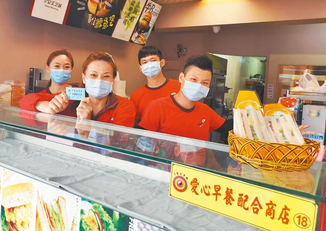 台南市下营区上帝庙发起爱心早餐活动，早餐店汤琇涵（左一）一家人热心配合，月底到庙里请款时，常又把钱捐回去。（刘秀芬摄）