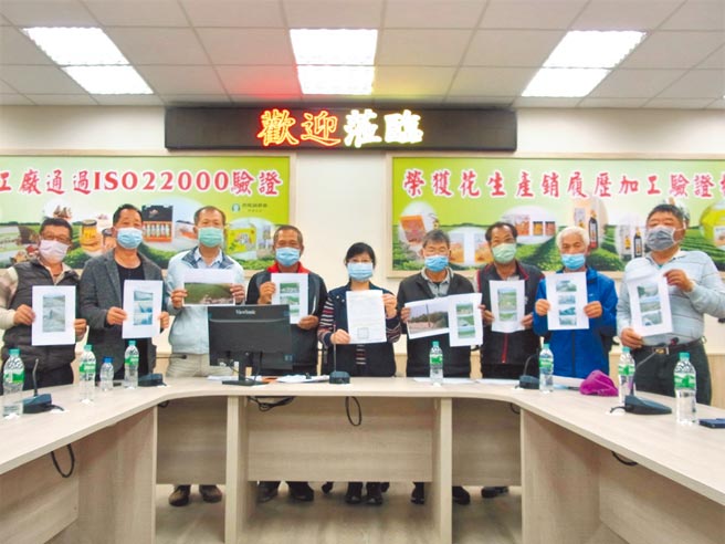 云林县虎尾镇农会总干事黄钰惠（中）控诉理事长丁荣义，违法认定理监事候选人资格。（张朝欣摄）