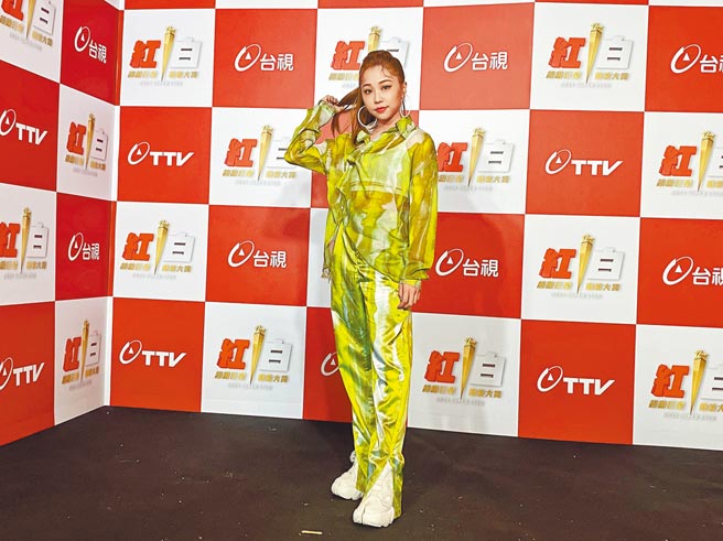 外表酷酷的艾薇，私下是个古灵精怪的小女生。（环球音乐提供）