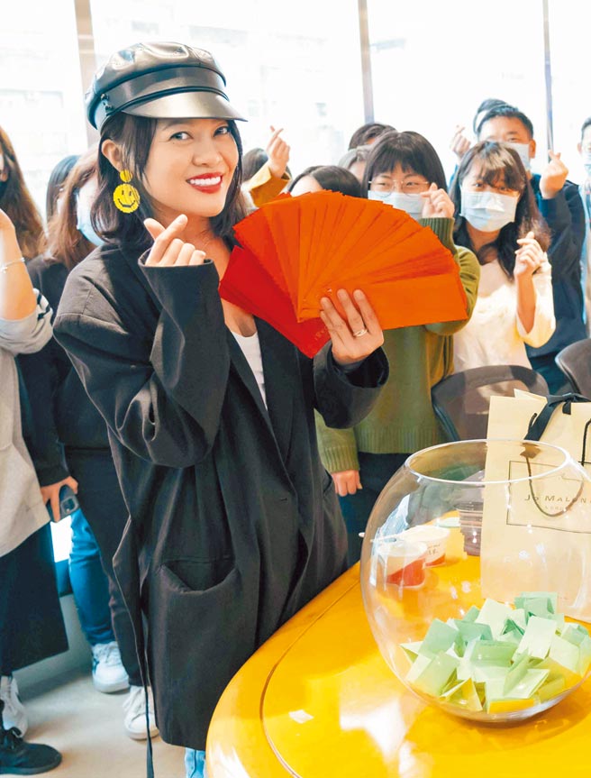 戴愛玲日前辦尾牙犒賞同事。（索尼音樂提供）飲酒過量 有害健康