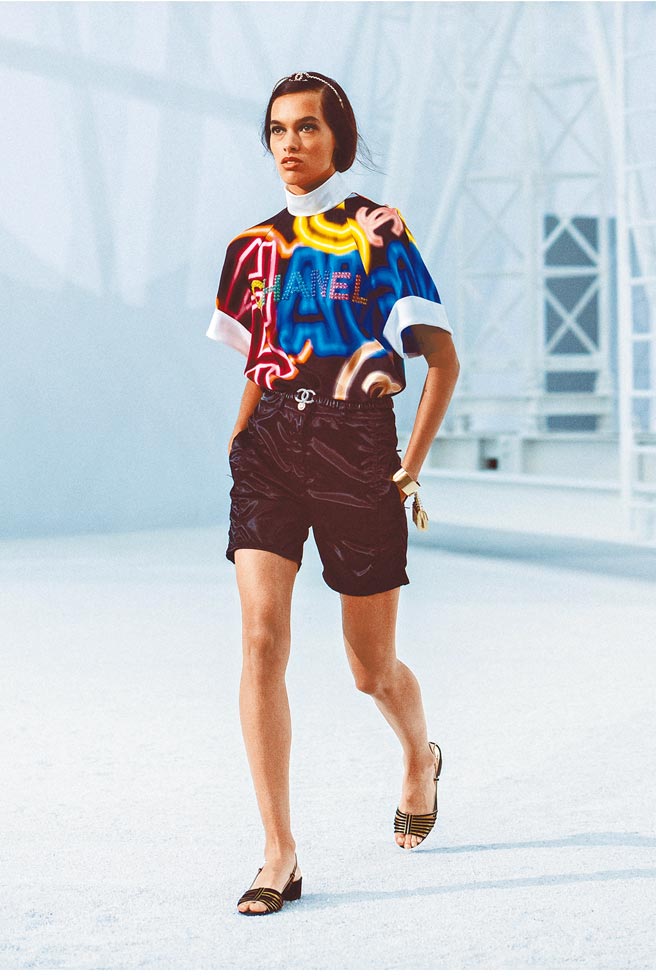 霓虹感与CHANEL字样的手缝串珠，显现了这季服装的细节之美。（CHANEL提供）