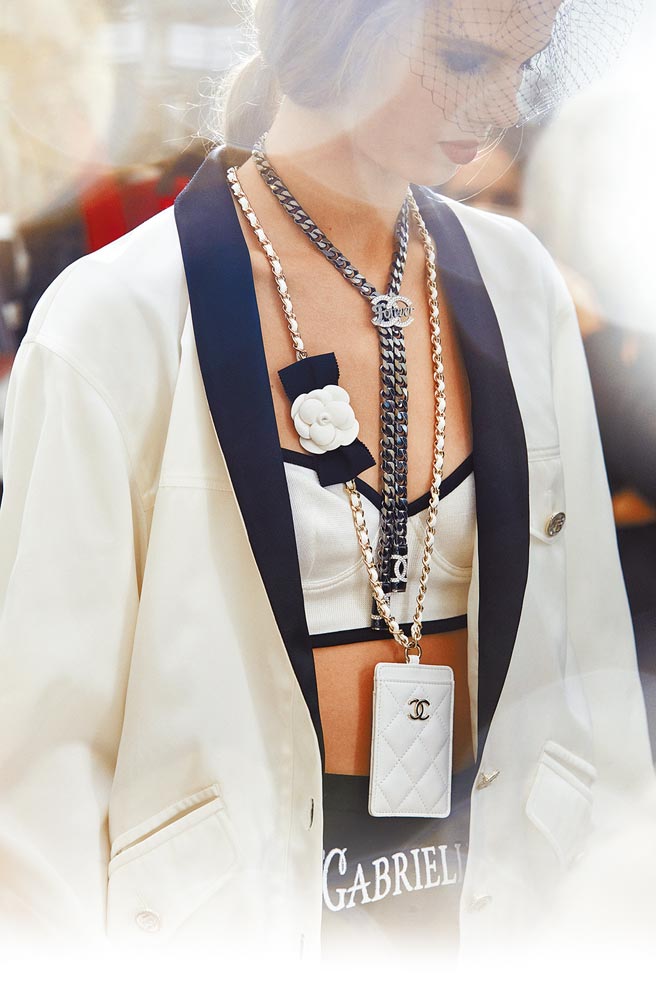 多层次配饰的混搭，与充满中性风格的服装设计，这季CHANEL的风格相当具有戏剧张力。（CHANEL提供）