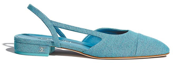 CHANEL湖水蓝丹寧布料平底细带鞋，2万8500元。（CHANEL提供）