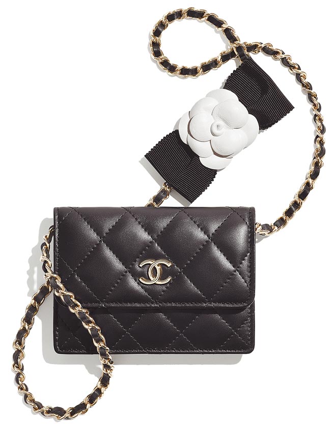 CHANEL黑色皮革菱格纹蝴蝶结饰皮穿链小包，5万5800元。（CHANEL提供）