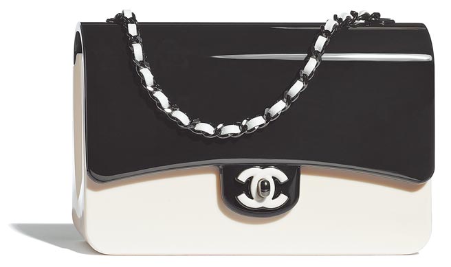 CHANEL黑白双色高级树脂皮穿链口盖包，46万8200元。（CHANEL提供）