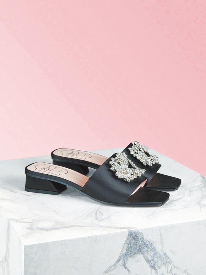 Bouquet黑色缎面钻扣跟鞋，4万9900元。（Roger Vivier提供）