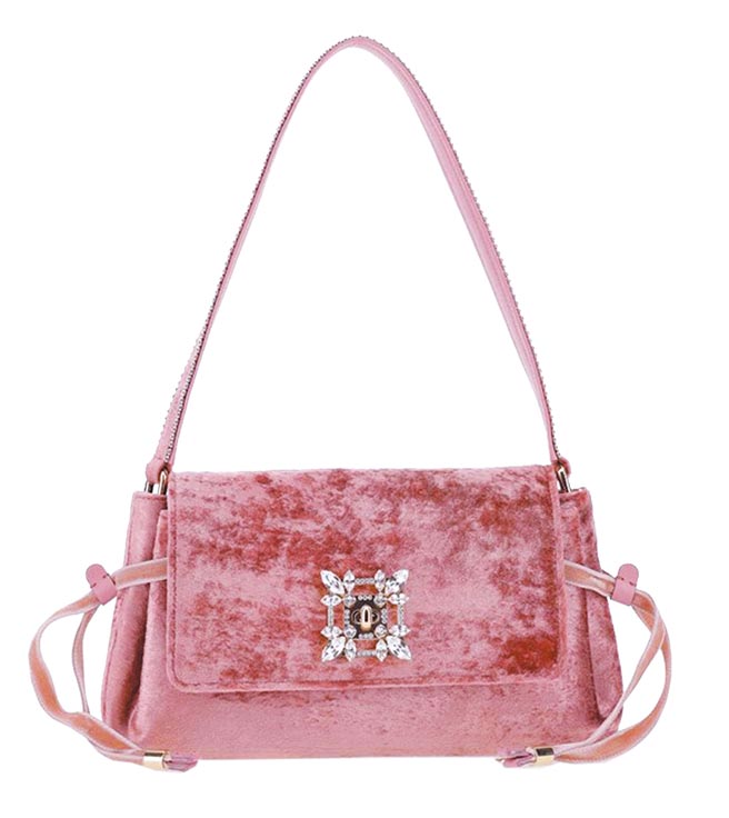 Miss Vivier粉色丝绒钻扣肩背包，7万9900元。（Roger Vivier提供）