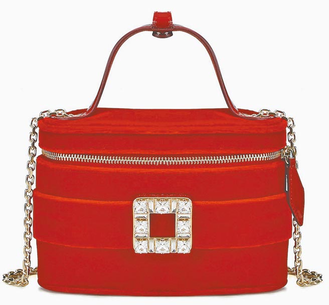 Roger Vivier Vanity红色丝绒迷你化妆包，5万7900元。（Roger Vivier提供）