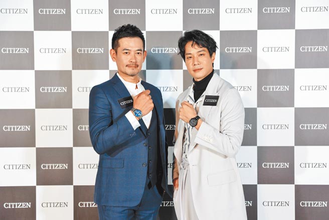 柯叔元（左）和薛仕凌出席CITIZEN新品發表會，柯叔元自誇和CITIZEN一樣高CP值。（CITIZEN提供）