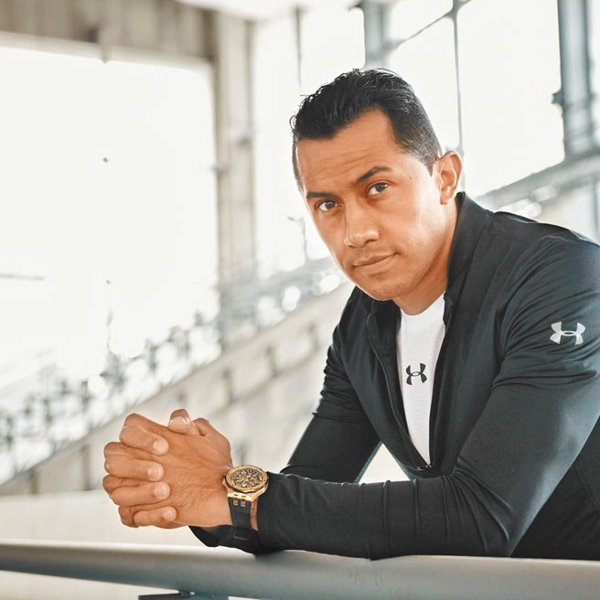 知名跳水選手Jahir Ocampo Marroquin佩戴EDOX魔幻巡洋（Delfin Mecano）潛水表。（EDOX提供）