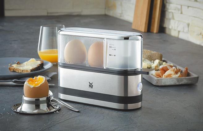 WMF KITCHENminis电动煮蛋器，可蒸煮1至2颗鸡蛋，加水、插电一键搞定，还可煮出溏心蛋，市价3600元，70枚+899元、30枚+1199元或1200福利点+1199元兑换，2.5折起。（全联提供）