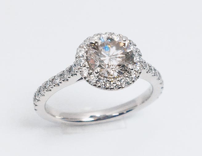 新光三越台中中港店福袋大奖「festaria TOKYO GIA一克拉铂金钻石戒指」，价值68万元。（新光三越提供）