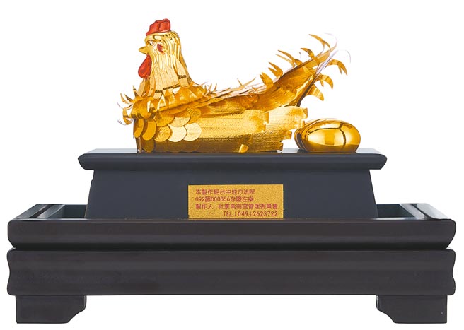 SOGO台北店初一限定福袋大奖是紫南宫开运金鸡。（SOGO提供）