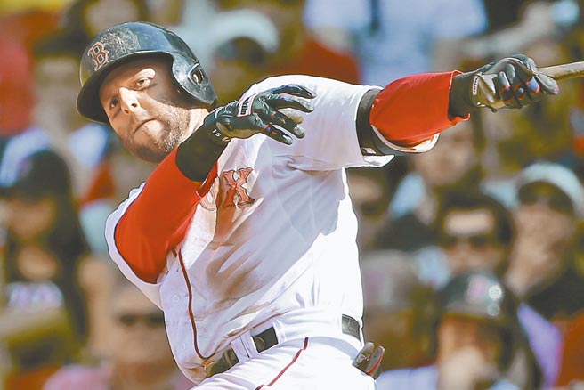 这几年饱受膝伤困扰的红袜队「小巨人」派卓亚，昨正式宣布退休。（美联社）