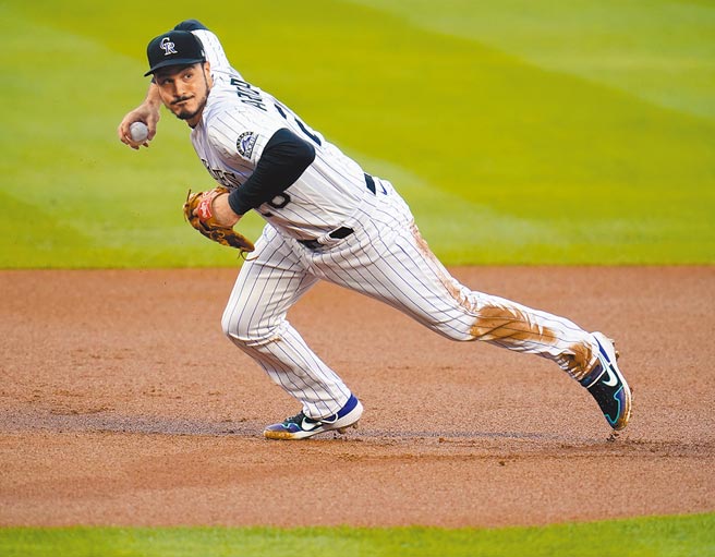 洛矶队明星三垒手阿瑞纳多，本季确定落脚红雀队。（美联社）