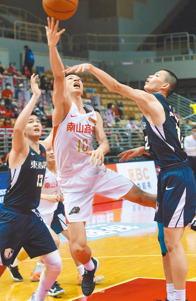 南山高中宋昕澔（中）無畏東泰高中球員包夾防守，飛身上籃。（鄭任南攝）