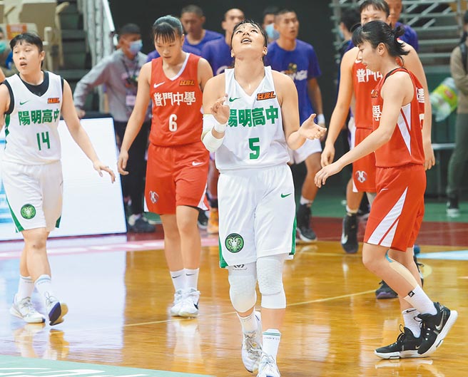 阳明高中李若玮（左三）带领球队逆转打败普门高中后，仰天鼓掌为自己打气。（郑任南摄）